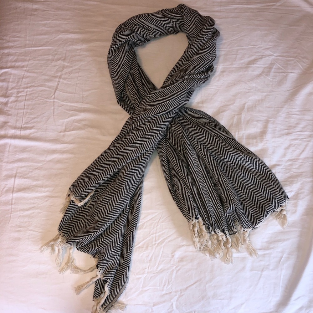 Black and White Hand Woven Blanket Scarf